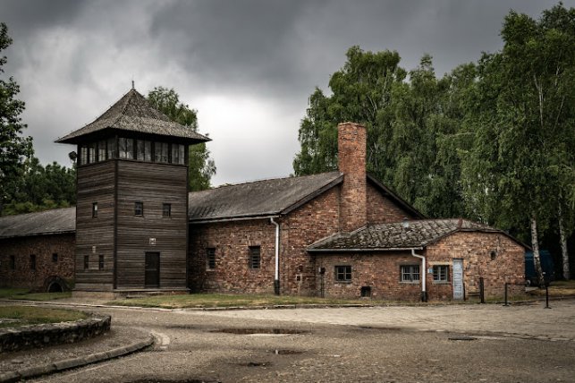 1762872573.auschwitz.jpg
